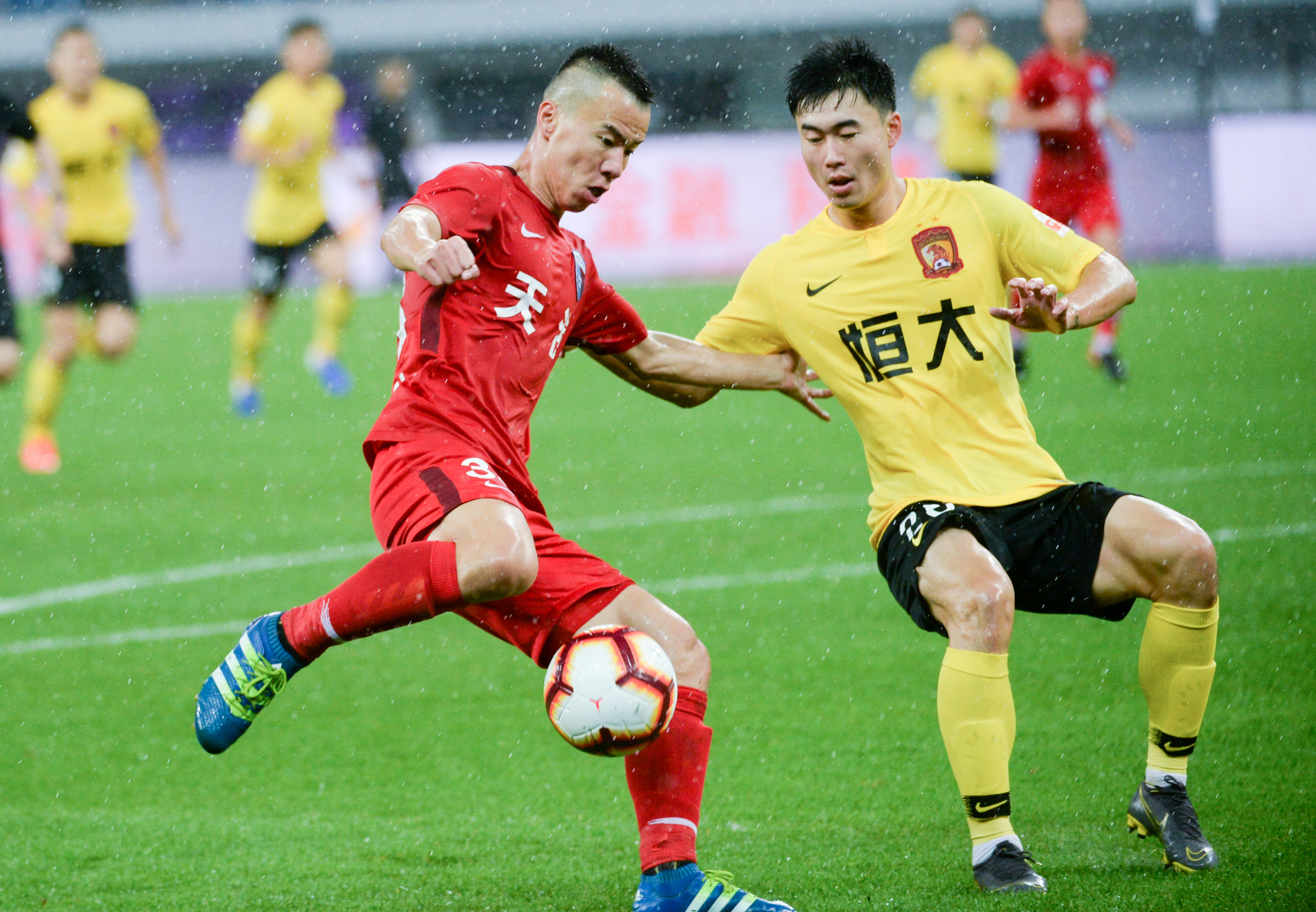 中超-李新翔2传1射阿齐兹双响 海港3-3战平西海岸