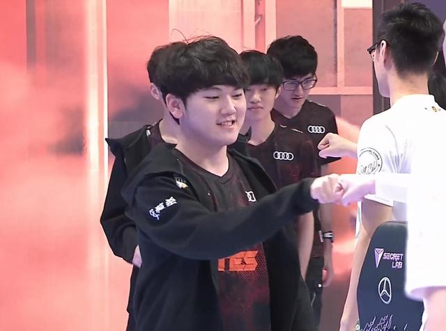 bin ：打团不需要太多沟通，在一起打久了，比较有默契