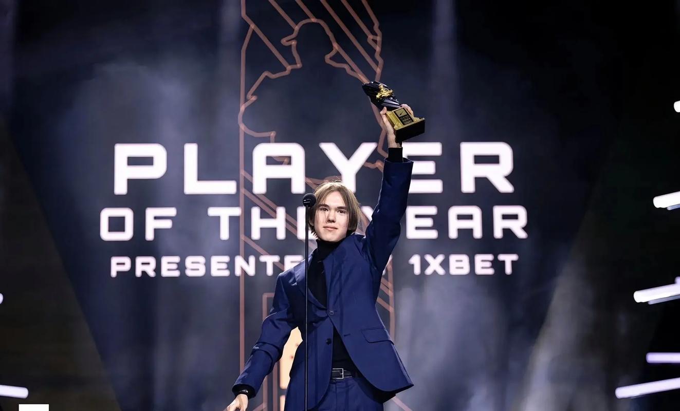 Royal Never Give Up 夏季赛选手队伍化妆照片：永不放弃！